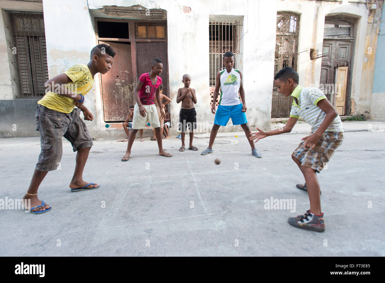 Bambini giocano a pallamano sulle strade di l'Avana, Cuba. Foto Stock