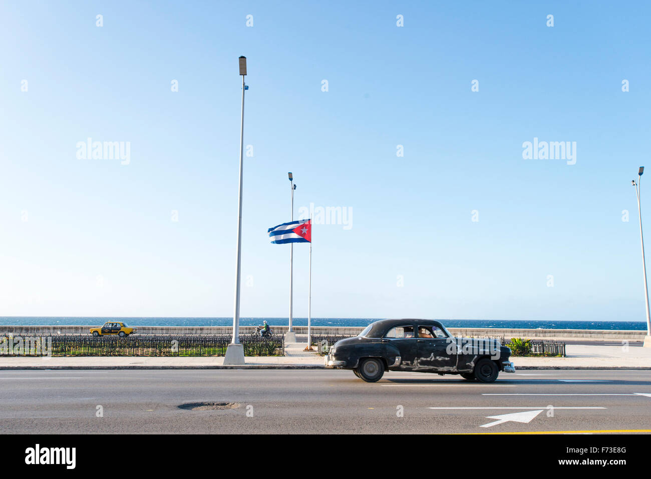 Una vecchia unità auto lungo l'Avana?s malecón waterfront, Cuba. Foto Stock