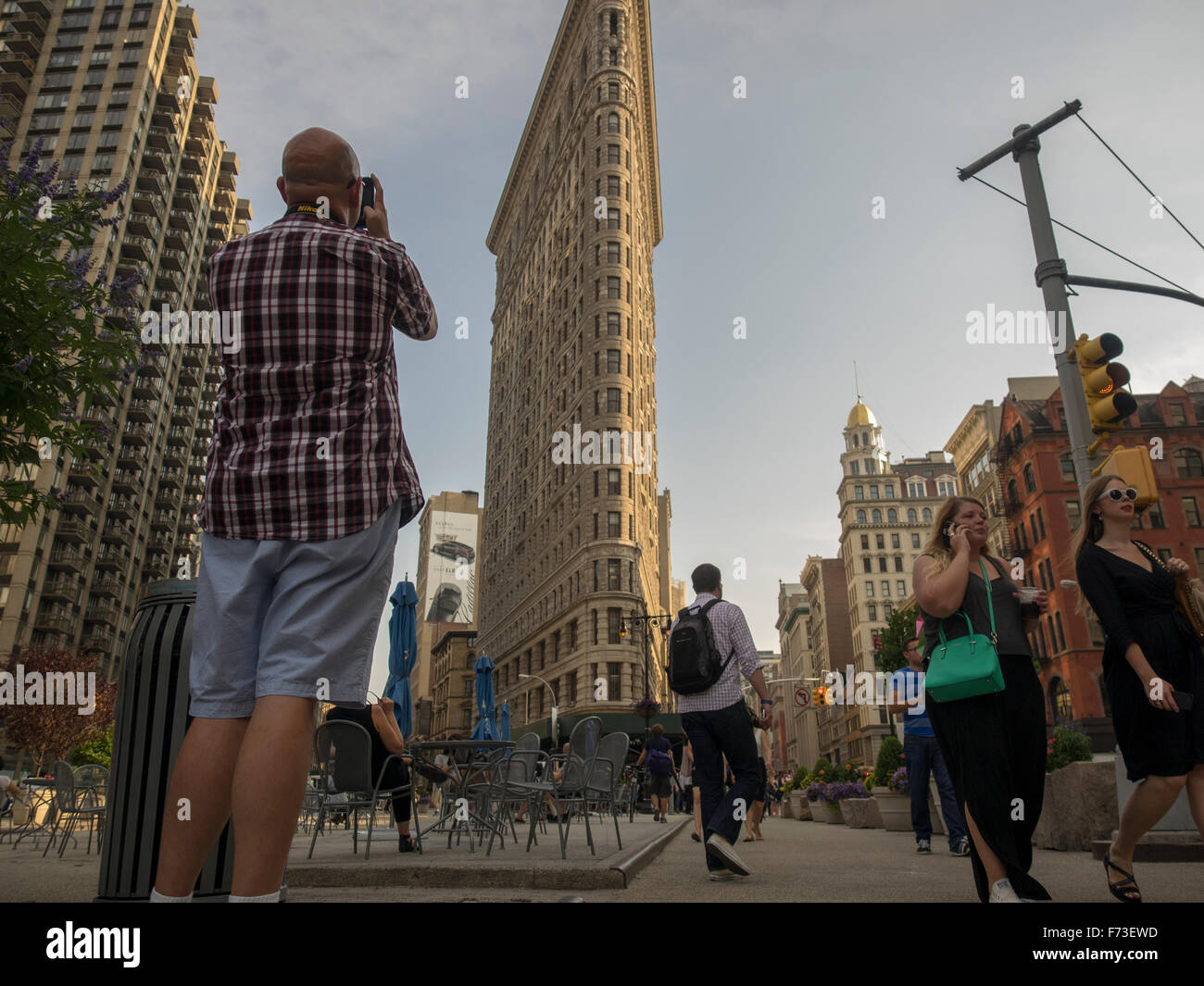 Pedoni e city building Foto Stock