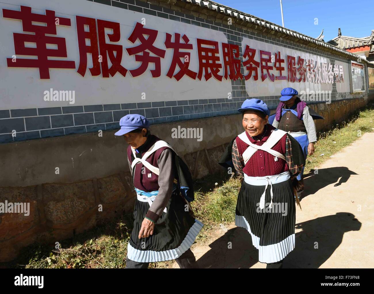 Yulong cinese della provincia dello Yunnan. 24 Novembre, 2015. La gente di Naxi locale gruppo etnico a piedi a Tianhong Village, situato ad una altitudine di circa 3000 metri, in Yulong Naxi contea autonoma, a sud-ovest della Cina di Provincia di Yunnan, nov. 24, 2015. © Yang Zongyou/Xinhua/Alamy Live News Foto Stock