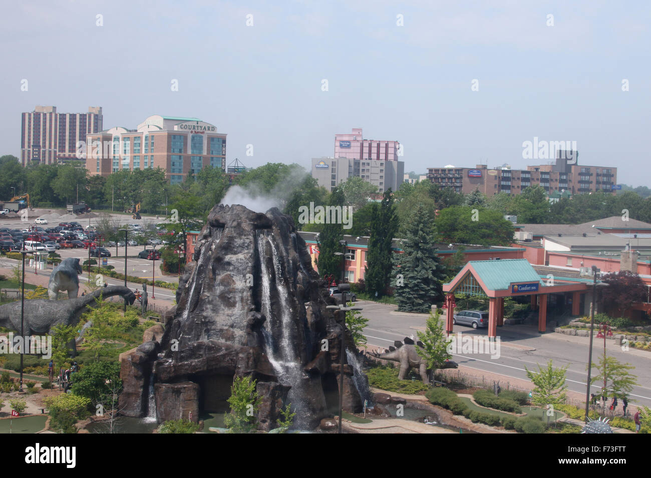 Vulcano Dinosaur Park Golf in miniatura, Dinosaur Adventure Golf. Vista da Niagara Skywheel, Clifton Hill, Niagara Falls, Foto Stock