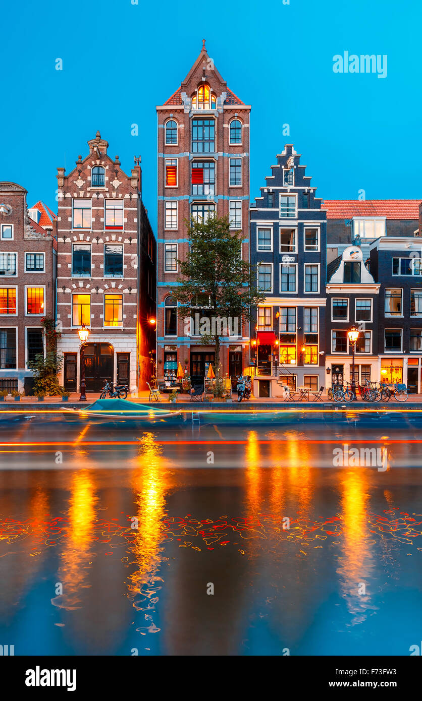 Notte Vista sulla città di Amsterdam canal Herengracht Foto Stock