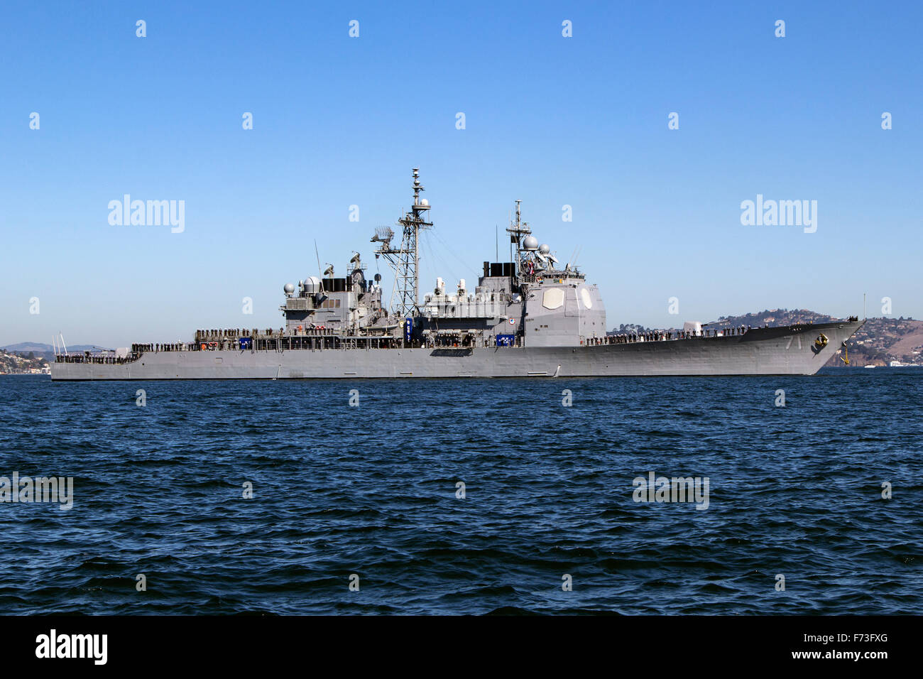 Con l'equipaggio il rivestimento delle rotaie di Arleigh Burke-class guidato-missile destroyer USS Ross (DDG-71) entra nella Baia di San Francisco. Foto Stock