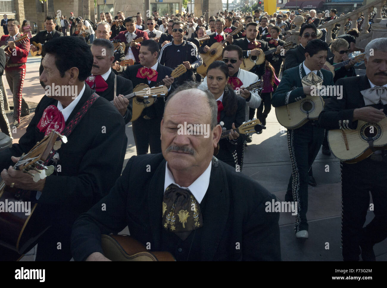 Los Angeles, California, USA. 24 Novembre, 2015. Mariachi si uniscono in una processione durante il Festival Annuale di Santa Cecilia, il santo Patrono per i musicisti in Boyle Heights sezione di Los Angeles, il martedì, nov. 24, 2015.ARMANDO ARORIZO Credito: Armando Arorizo/Prensa Internacional/ZUMA filo/Alamy Live News Foto Stock