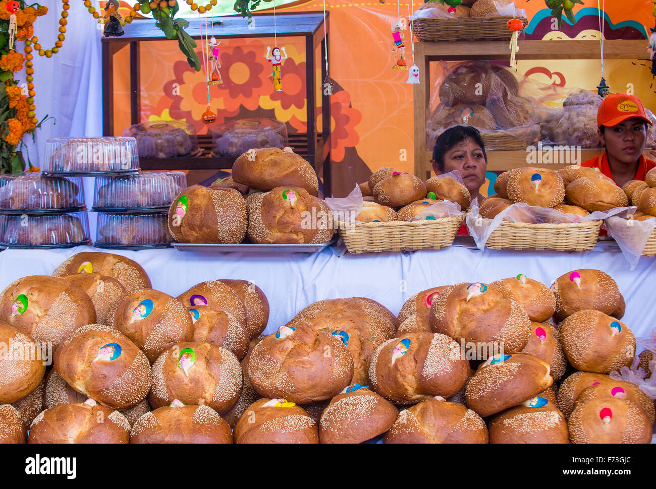 Le donne la vendita tradizionale pane messicano chiamato pane dei morti in Messico Oaxaca Foto Stock