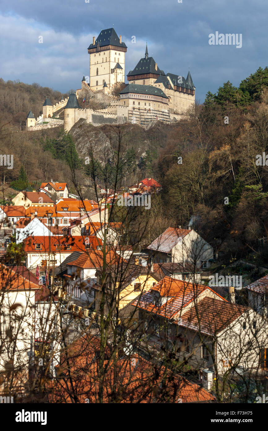 Karlstejn Castello qui sotto si trova un villaggio rurale Repubblica Ceca riferimento anatomico Foto Stock