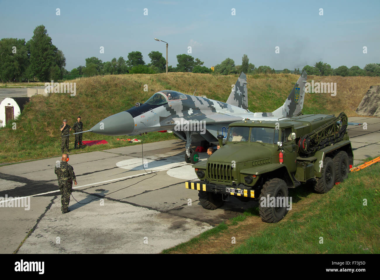 Vasilkov, Ucraina - 3 Agosto 2012: Ucraina Air Force MiG-29 di essere preparato per un volo di formazione Foto Stock