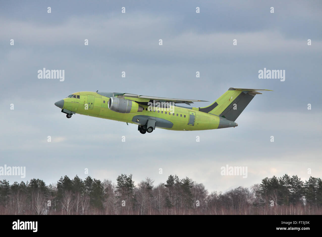Gostomel, Ucraina - 31 Gennaio 2011: nuovo di zecca Antonov un-148 jet regionale è tenuto spento per un volo di prova Foto Stock