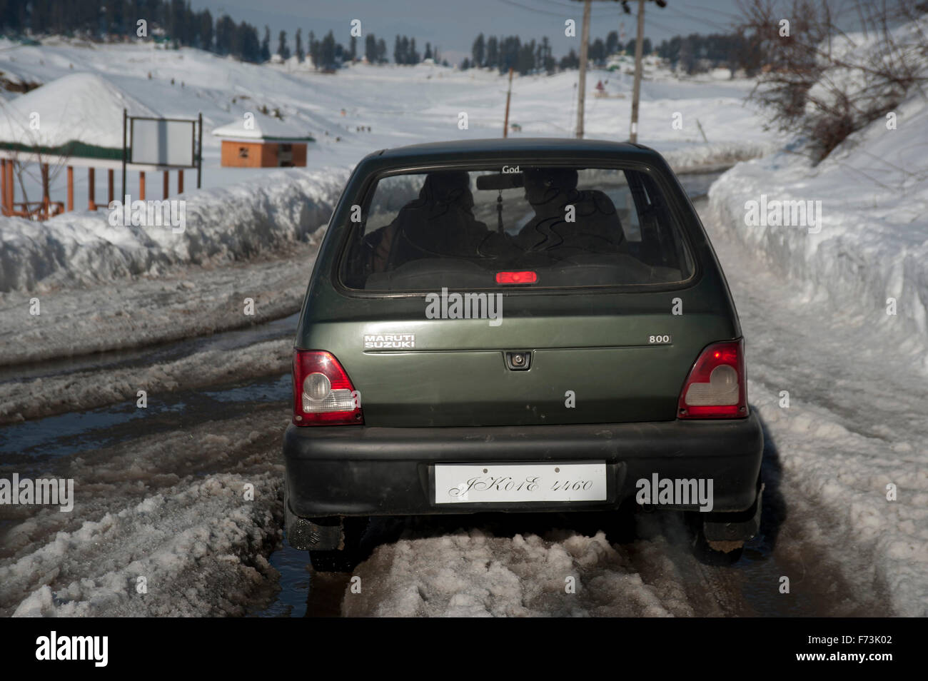 Macchina bloccata in coperta di neve road, gulmarg, Kashmir India, Asia Foto Stock