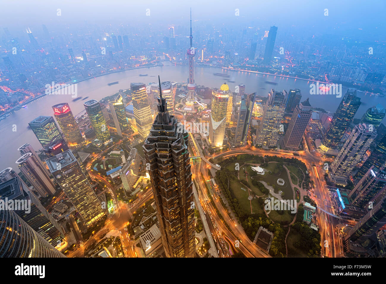 Shanghail, Cina - Ott 12, 2015: vista in elevazione del distretto di Lujiazui Shanghai, Mao nella torre in primo piano. Foto Stock