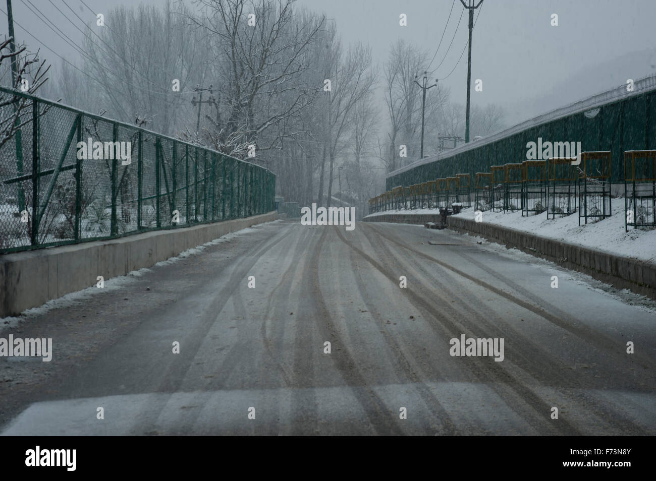 Coperta di neve road, Srinagar Kashmir, India, Asia Foto Stock