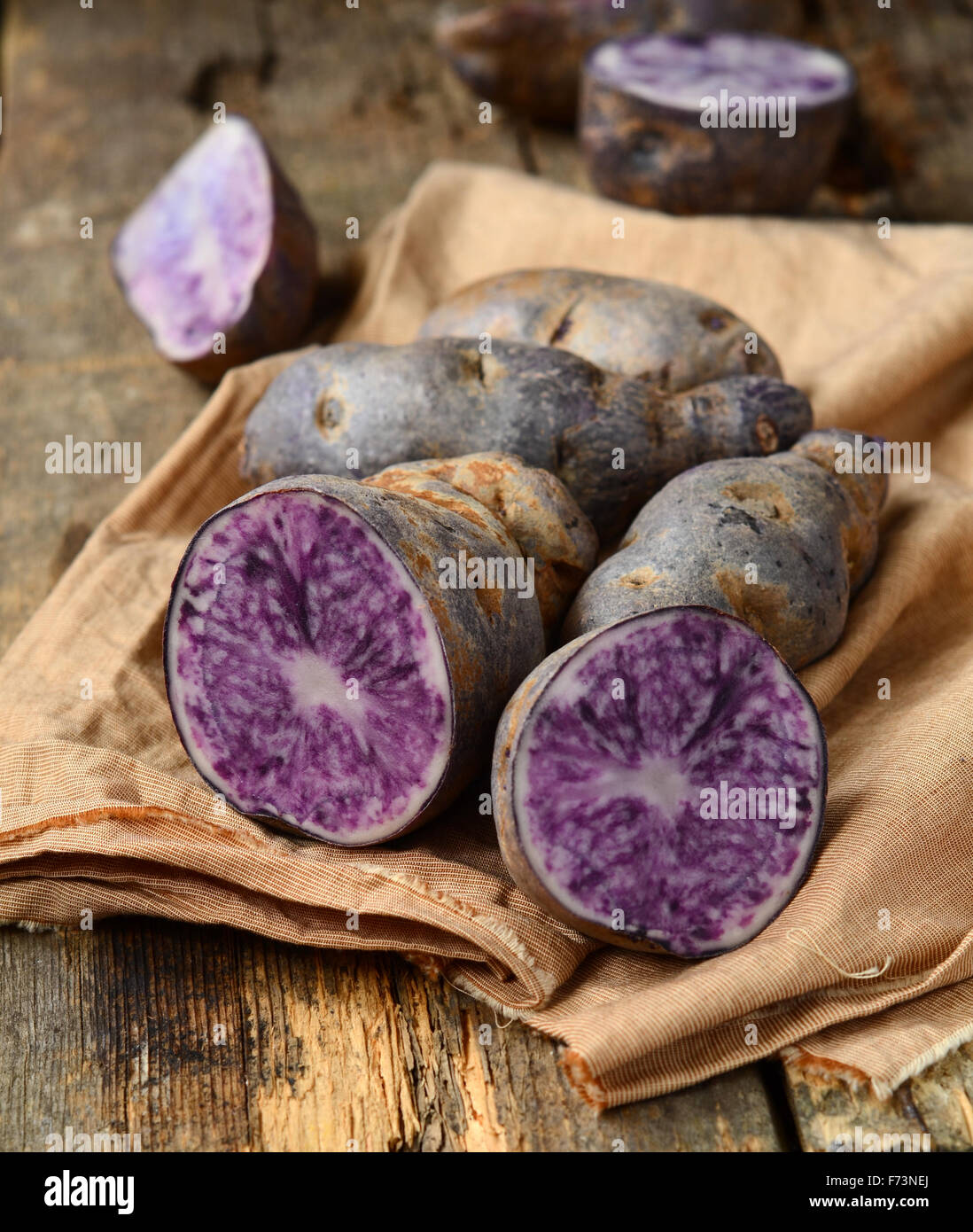 Vitolette noir o viola di patate con pezzi tagliati a fette Foto Stock