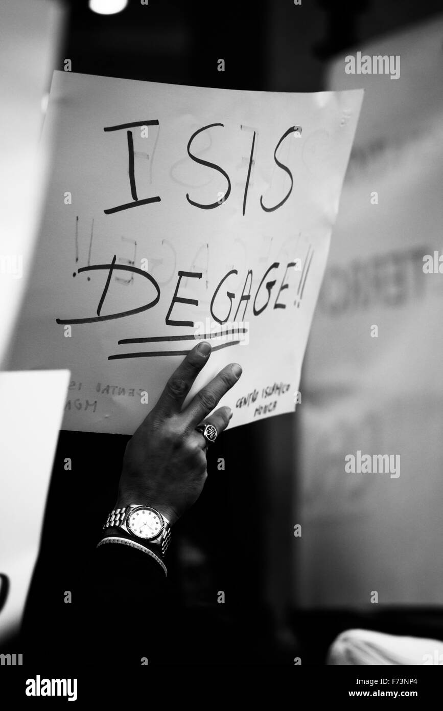 Milano, Italia. Novembre 22, 2015. La manifestazione pubblica per protestare contro Isis Foto Stock