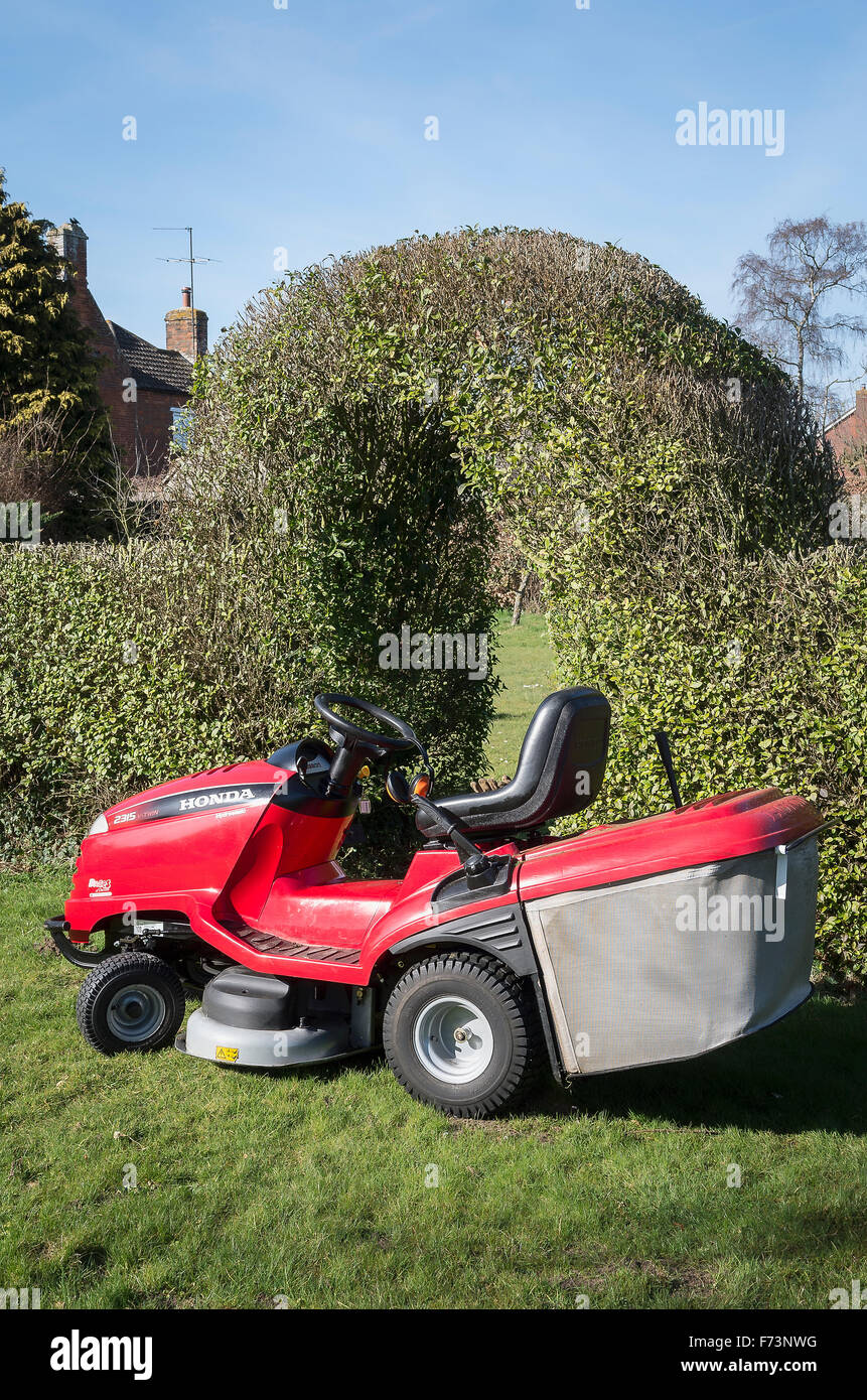 Honda trattore tosaerba in un giardino di campagna nel Regno Unito Foto Stock