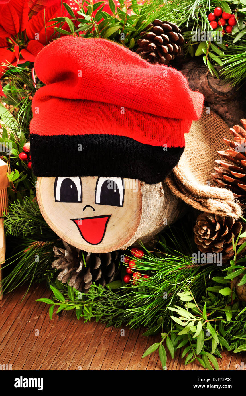 Un Tio de Nadal, un tipico carattere di Natale della Catalogna, Spagna, fatta da me e alcuni doni e ornamenti naturali, come Foto Stock