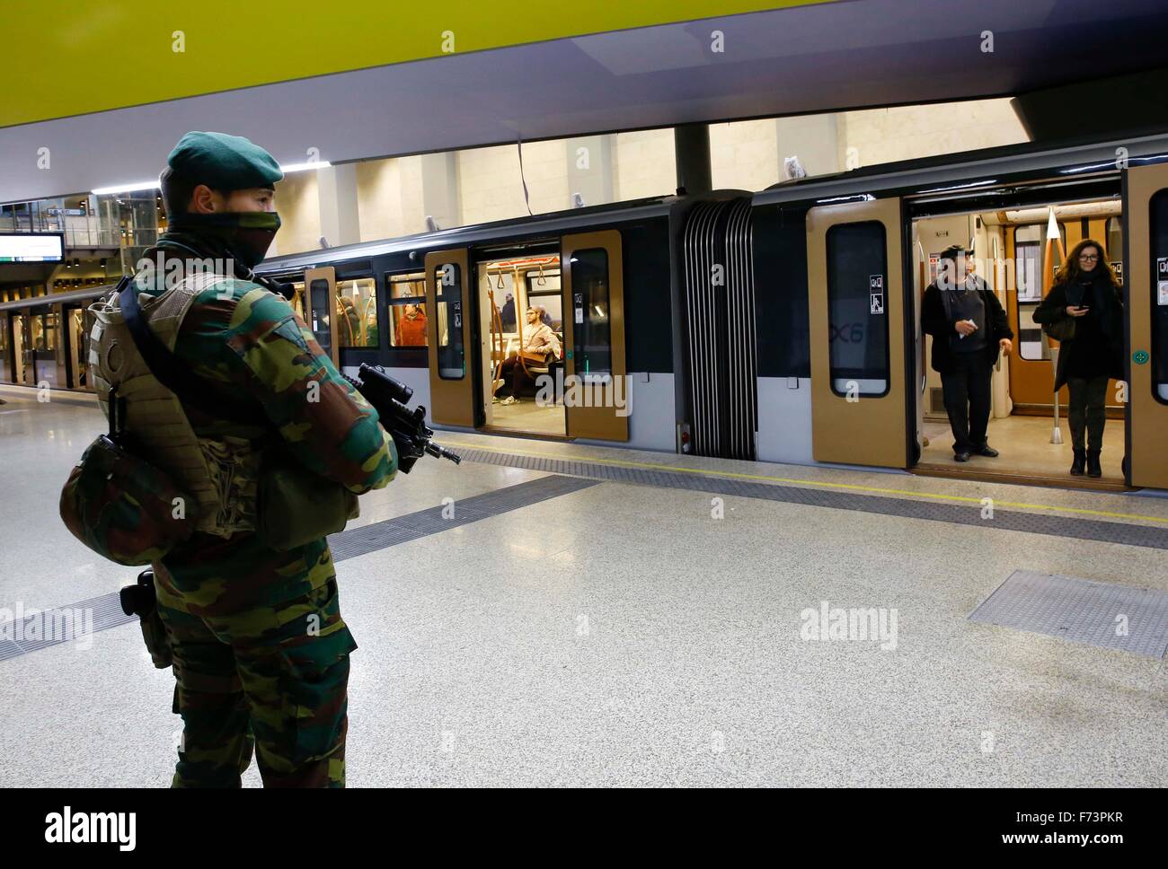 Bruxelles, Belgio. 25 Nov, 2015. Un soldato belga di guardie all'Shuman stazione della metropolitana a Bruxelles, la capitale del Belgio, nov. 25, 2015. Bruxelles " trasporti metropolitana riaperto qui il mercoledì dopo essere rimasto chiuso per quattro giorni come il suo terrore allarme è ancora al più alto livello di quarto. Credito: Voi Pingfan/Xinhua/Alamy Live News Foto Stock