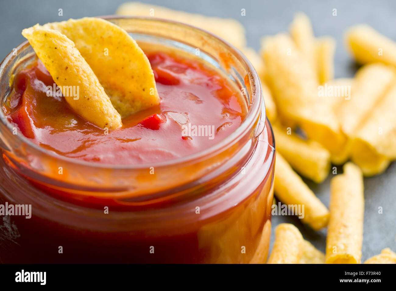 Laminati nacho patatine e salsa dip sul tavolo da cucina Foto Stock