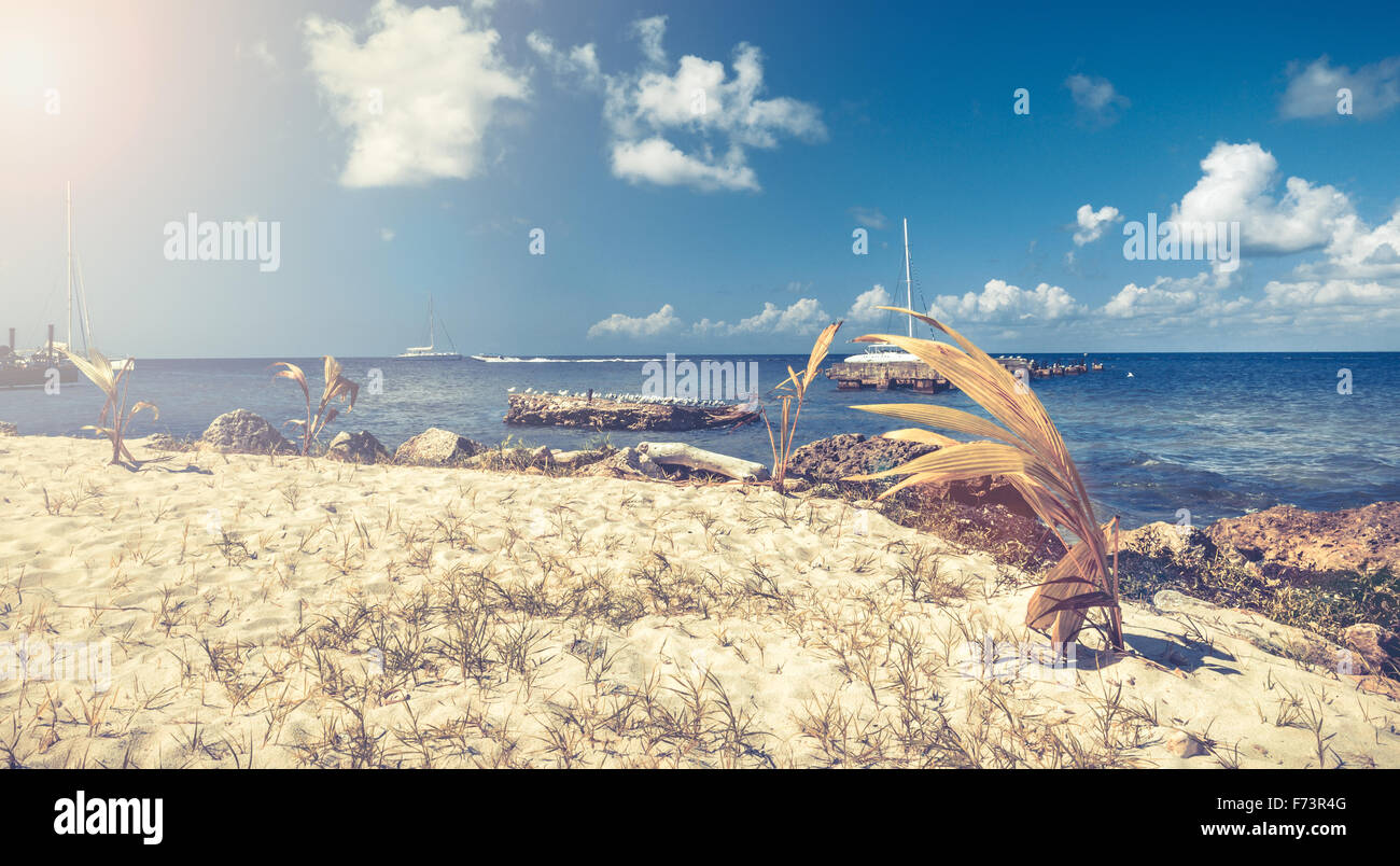 Spiaggia caraibica con barche in background Foto Stock