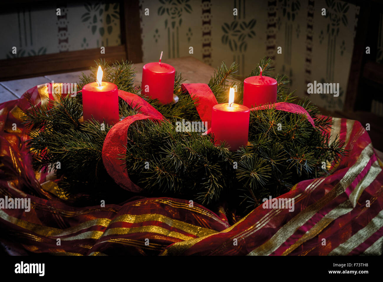 Candele Dell'Avvento Con Motivo Dorato - 2 Pezzi, Verde, Altezza 11 Cm - Superficie Rustica E Autoestinguenti - 2