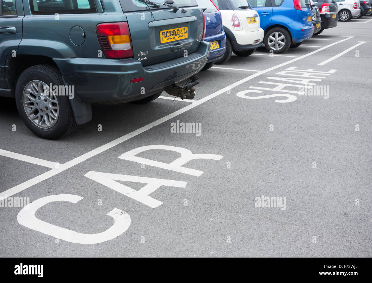 Quota di auto parcheggio auto a Lingfield Point business park. Darlington, Regno Unito Foto Stock