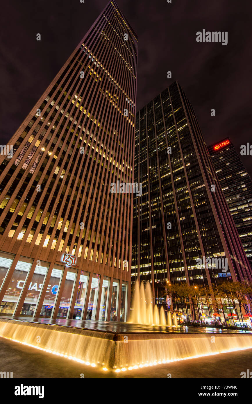Vista notturna di grattacieli in Avenue of the Americas, Manhattan, New York, Stati Uniti d'America Foto Stock