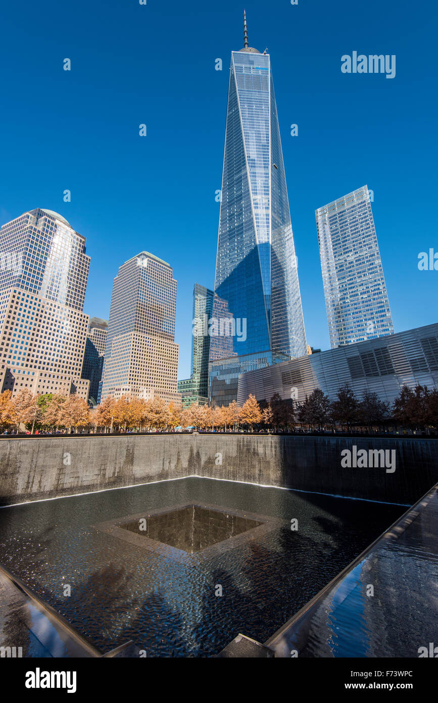 Piscina meridionale del National September 11 Memorial & Museum con One World Trade Center dietro, la parte inferiore di Manhattan, New York, Stati Uniti d'America Foto Stock