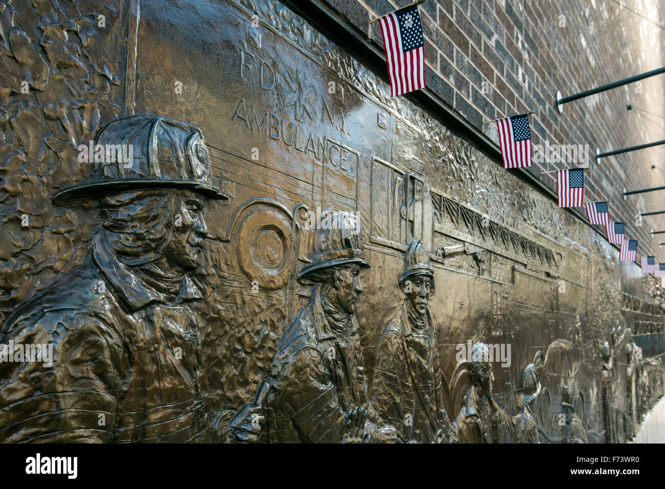 Il bronzo carta murale dedicato ai caduti dei vigili del fuoco del 11 settembre del World Trade Center, la parte inferiore di Manhattan, New York, Stati Uniti d'America Foto Stock