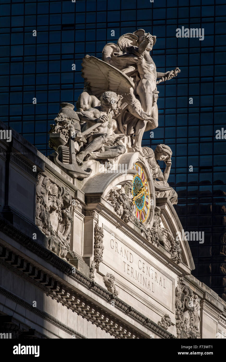 Hercules, Minerva e mercurio, statue in cima al Grand Central Terminal, Manhattan, New York, Stati Uniti d'America Foto Stock
