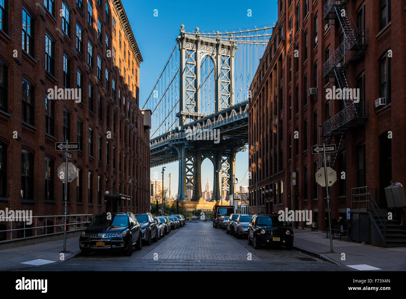 Vista verso Manhattan Bridge con l' Empire State Building in background, Brooklyn, New York, Stati Uniti d'America Foto Stock