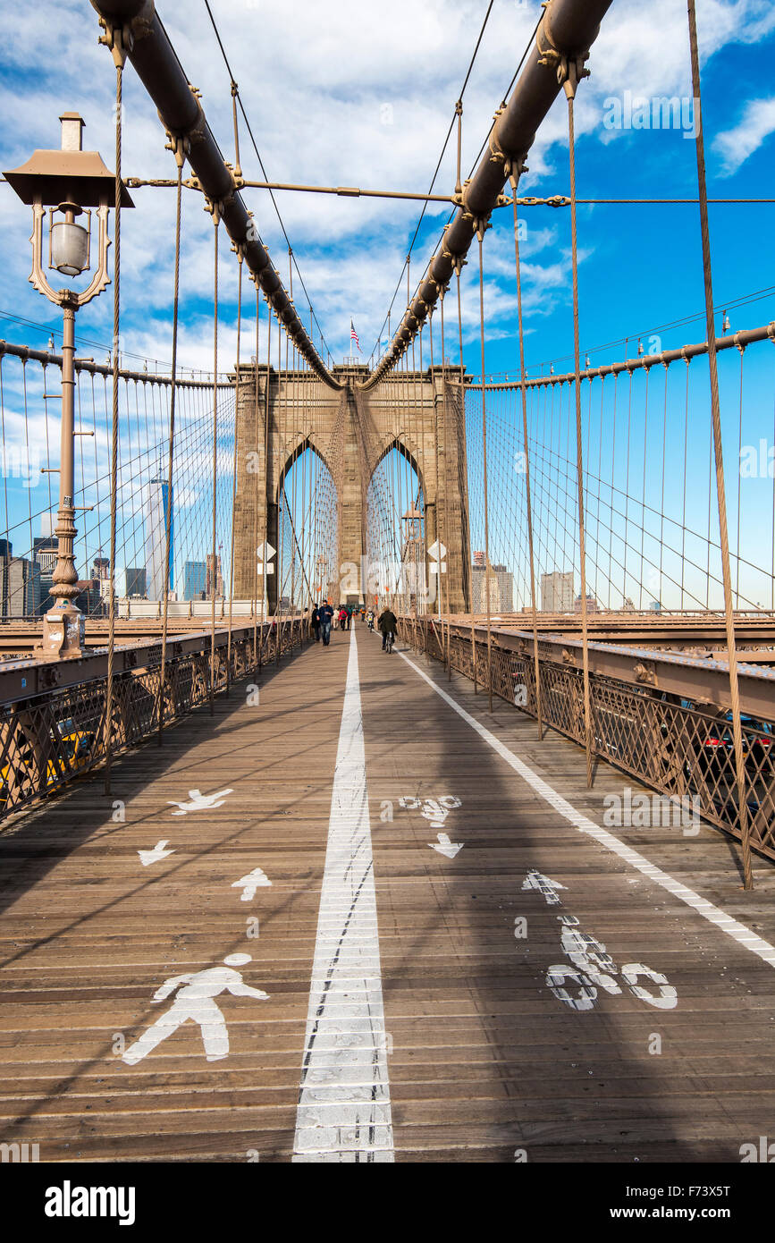 Passaggio pedonale sul ponte di Brooklyn, New York, Stati Uniti d'America Foto Stock