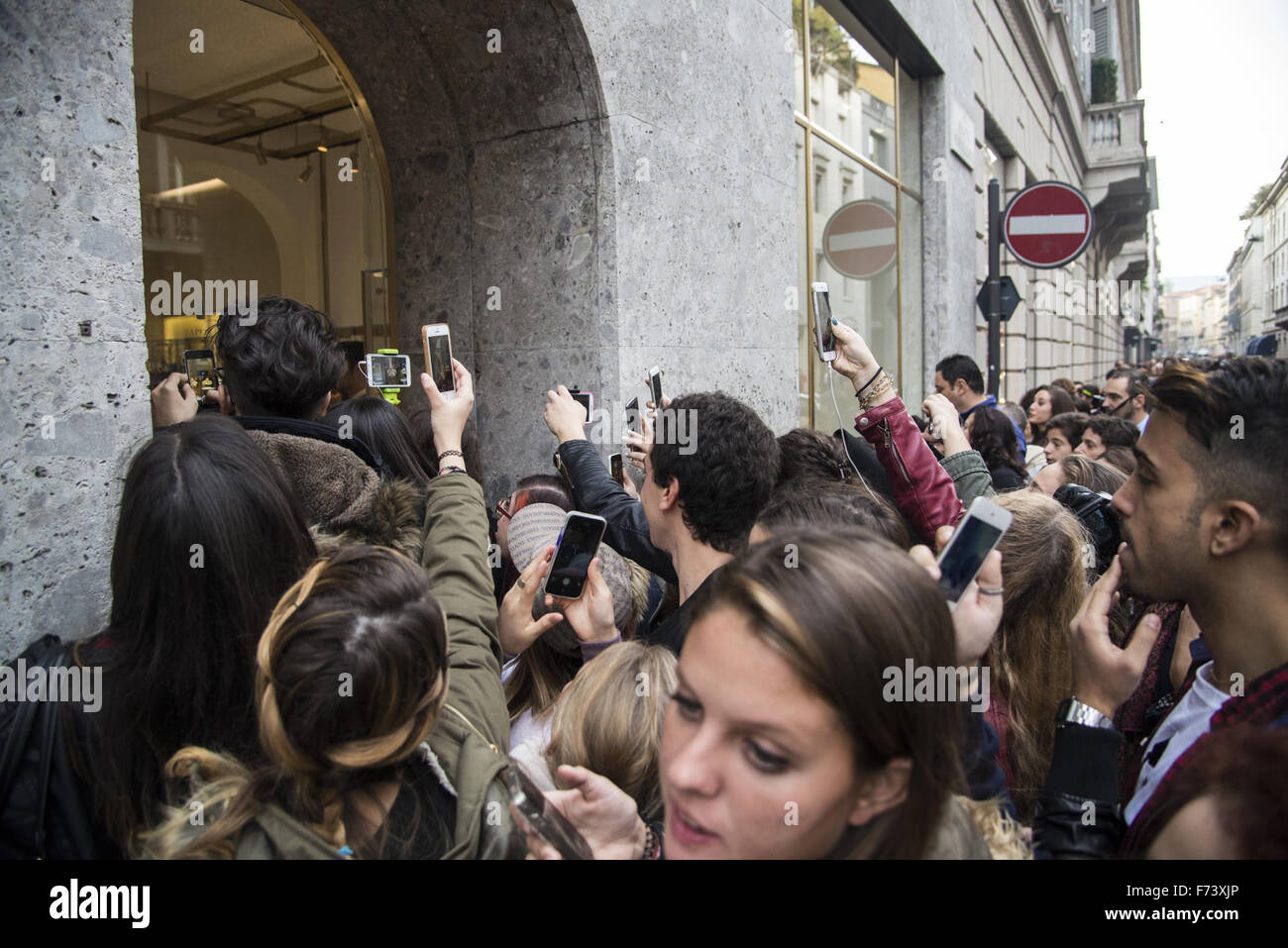 Ashley Benson e Shay Mitchell vai su un viaggio di shopping con Hailey Baldwin in Via Monte Napoleone a Milano con: atmosfera Dove: Milano, Italia Quando: 24 Ott 2015 Foto Stock