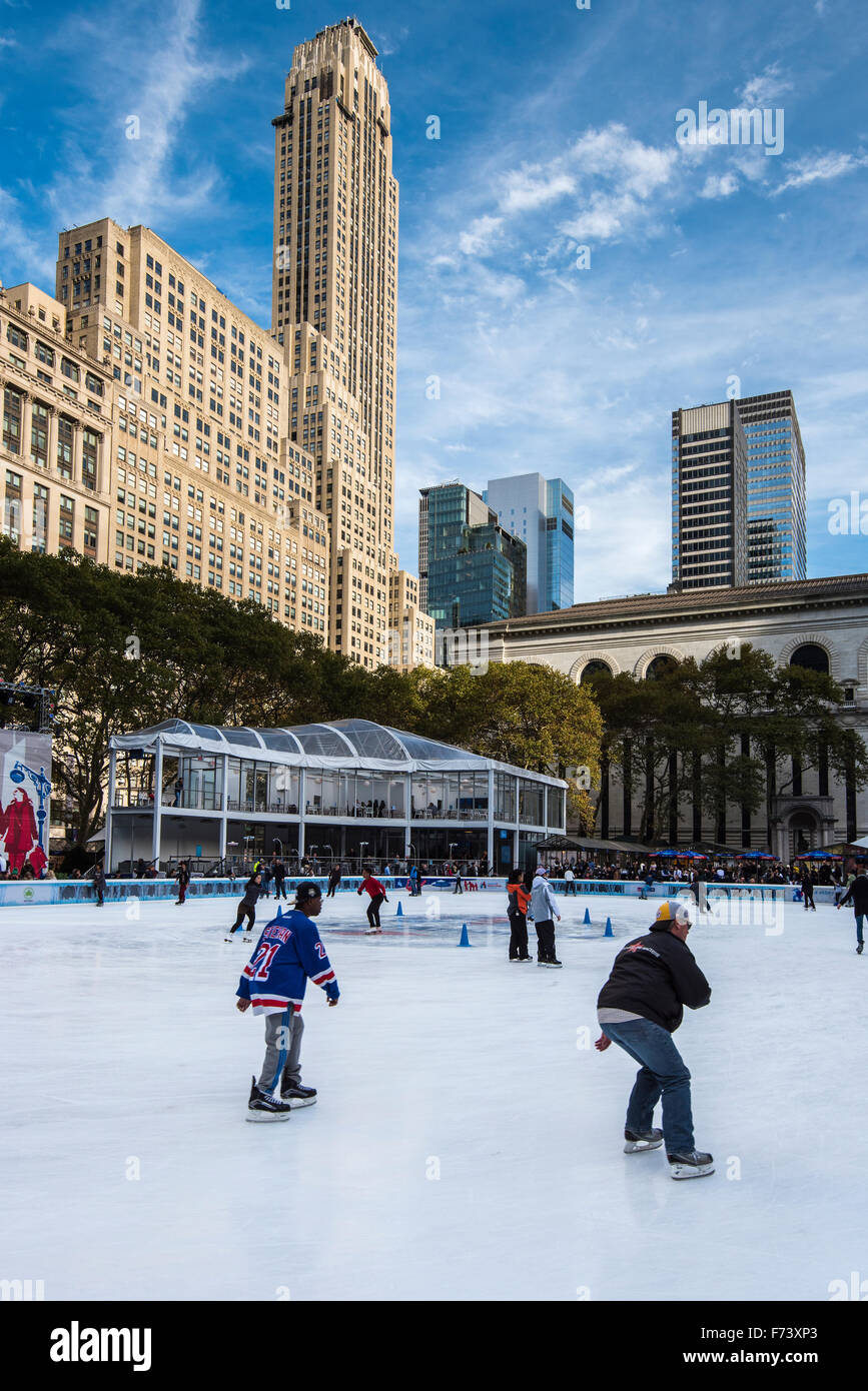Pattinaggio sul ghiaccio in Bryant Park, Manhattan, New York, Stati Uniti d'America Foto Stock