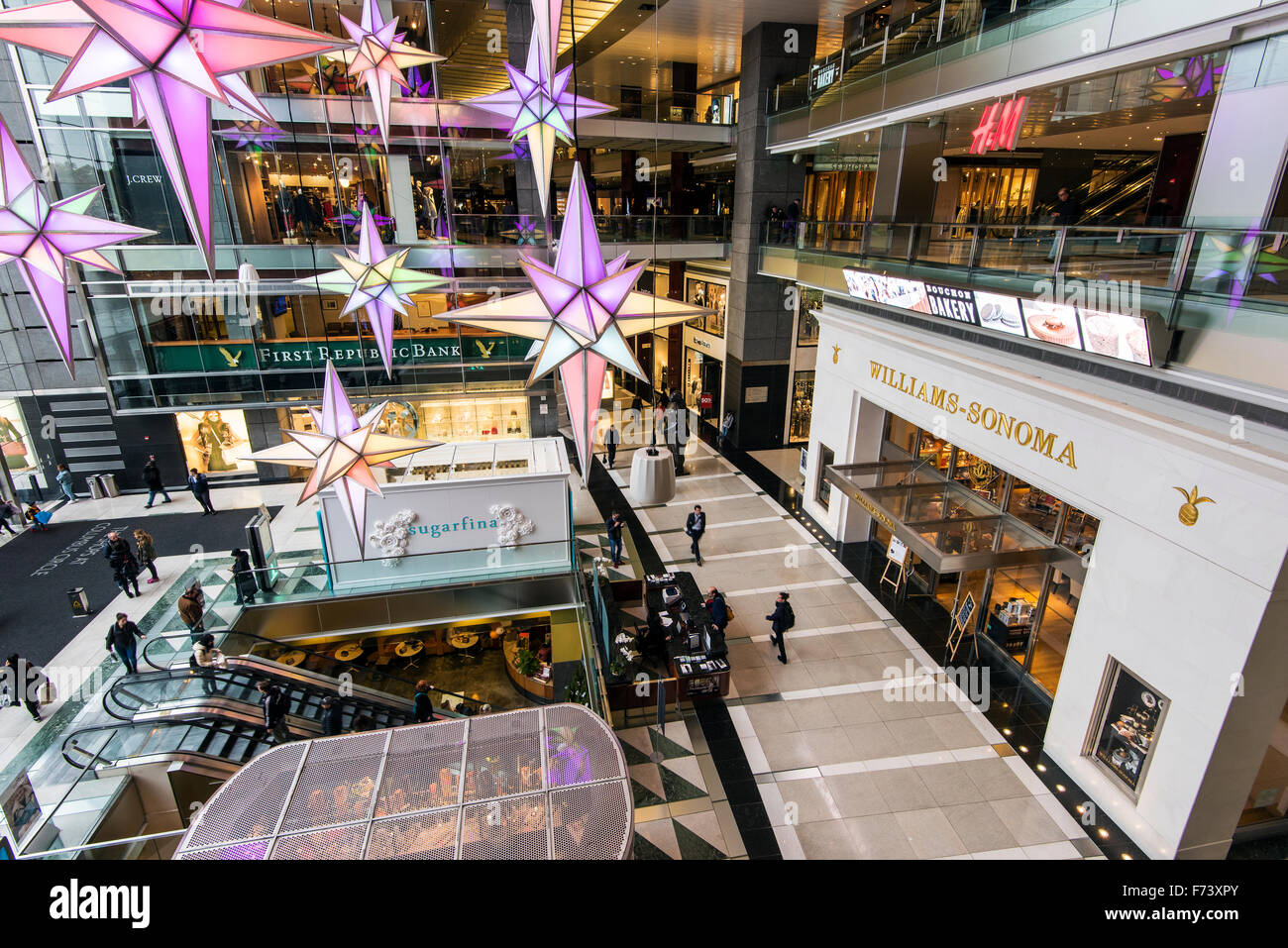I negozi a Columbus Circle shopping mall, Time Warner Center, Manhattan, New York, Stati Uniti d'America Foto Stock