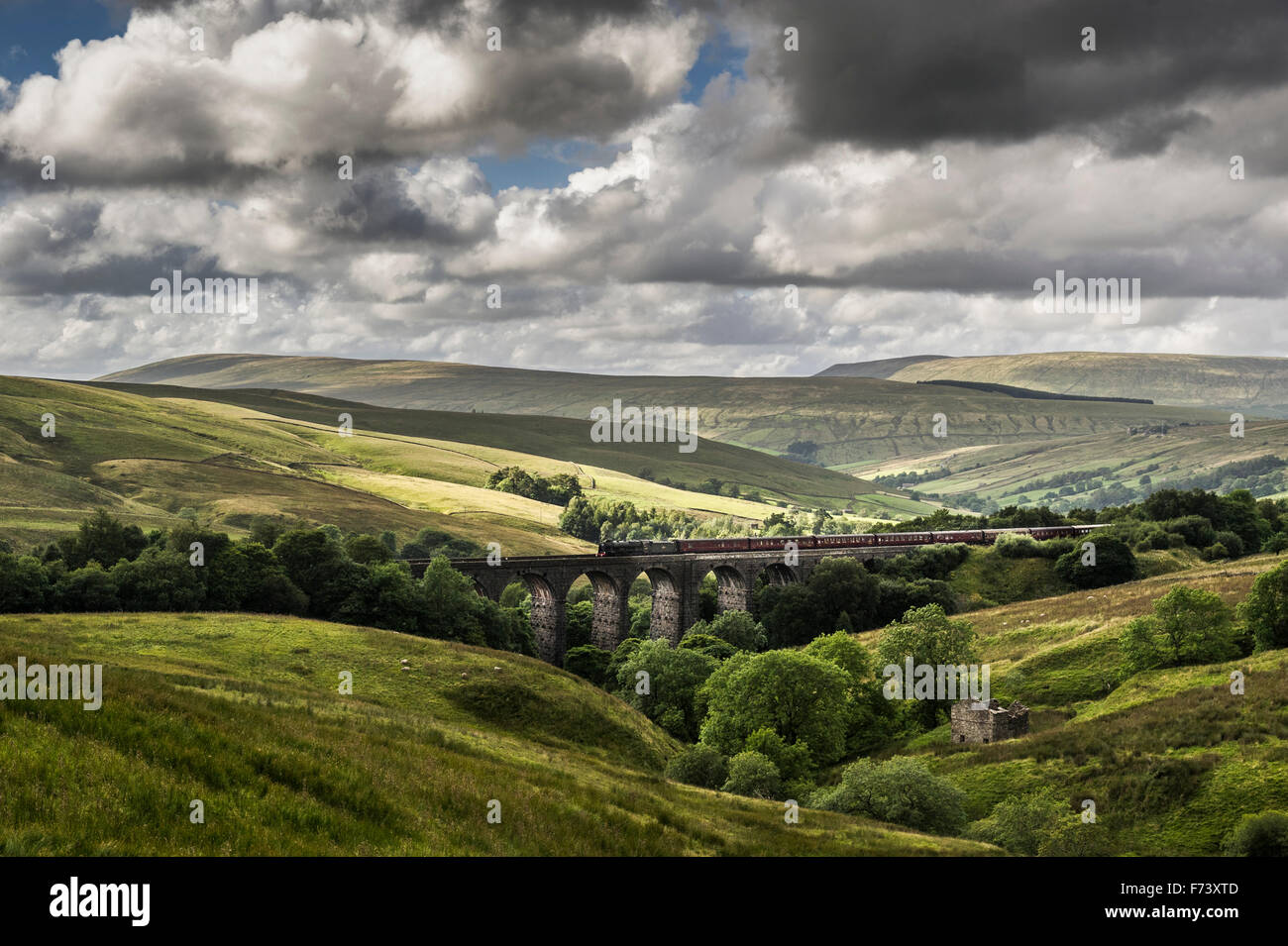 Il Fellsman treno a vapore diretto da scozzesi Guardsman attraversando la Dent viadotto di testa Foto Stock