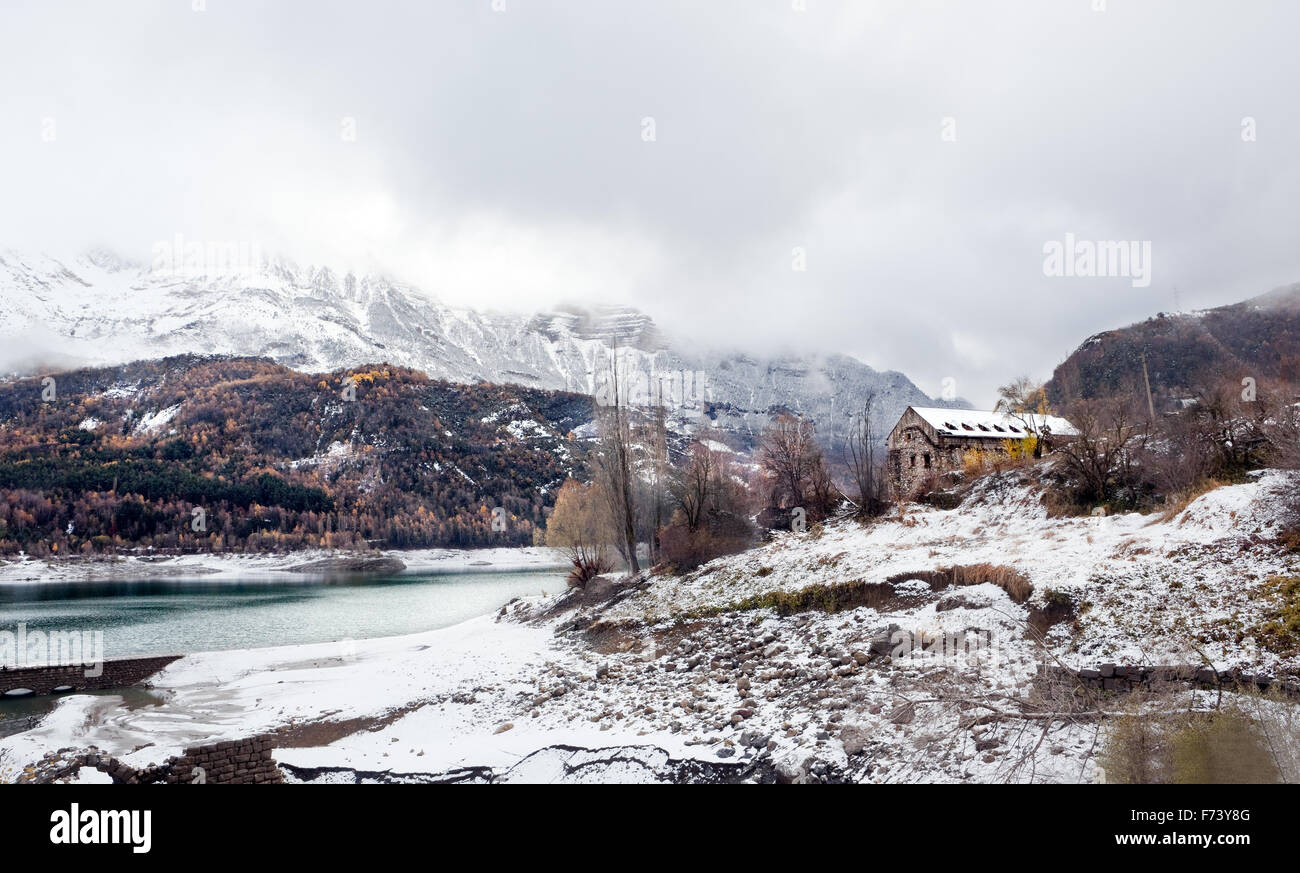 Innevato paesaggio di montagna con casa Foto Stock