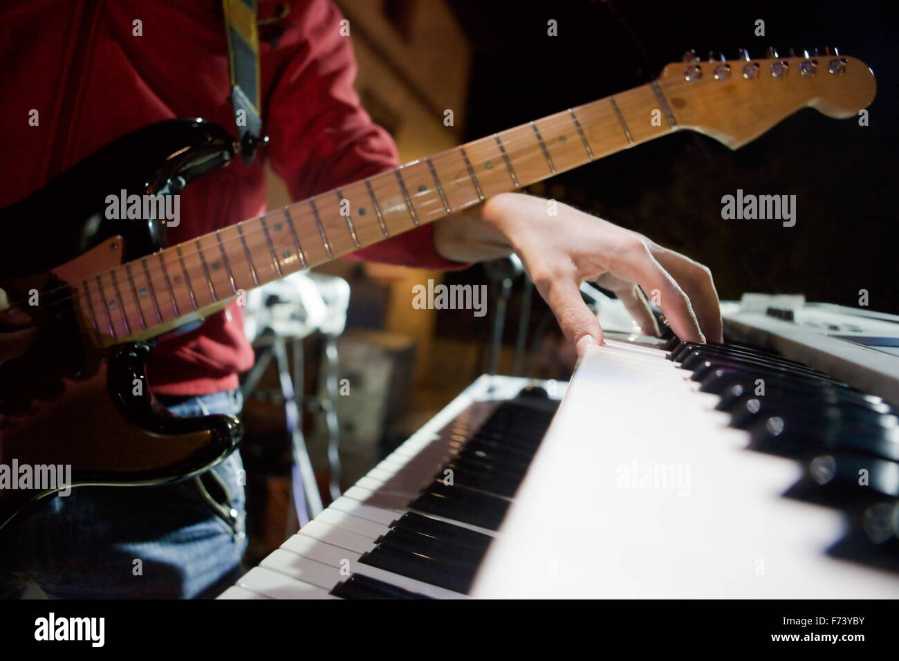 Chiudere l immagine del musicista con il pianoforte e la chitarra Foto Stock