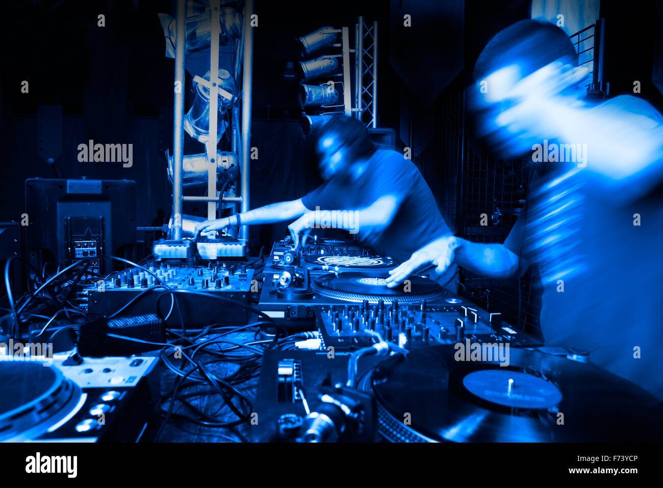 Immagine dei due disc-jockey con vari miscelatori Foto Stock
