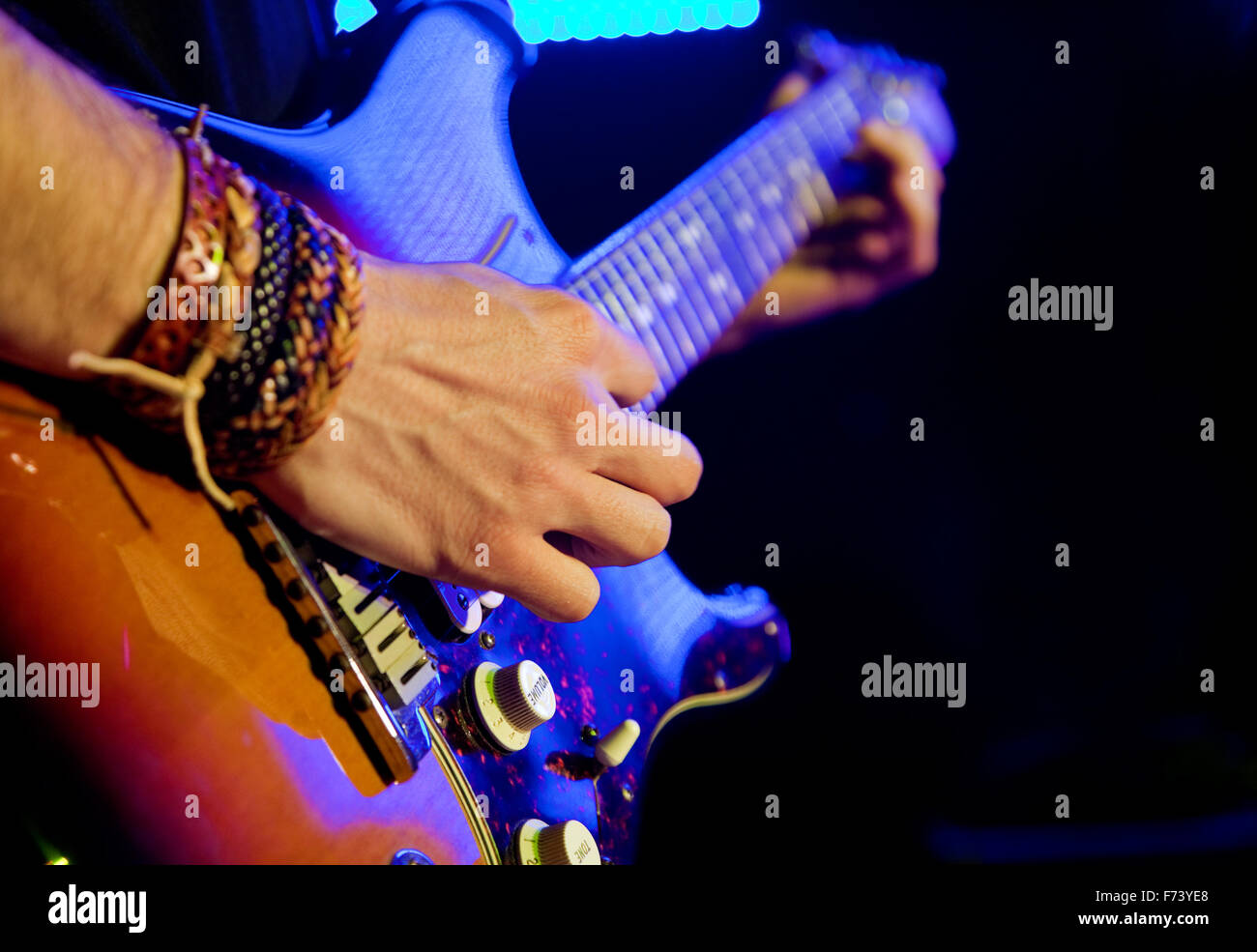 Musica dal vivo immagine con la chitarra in primo piano Foto Stock