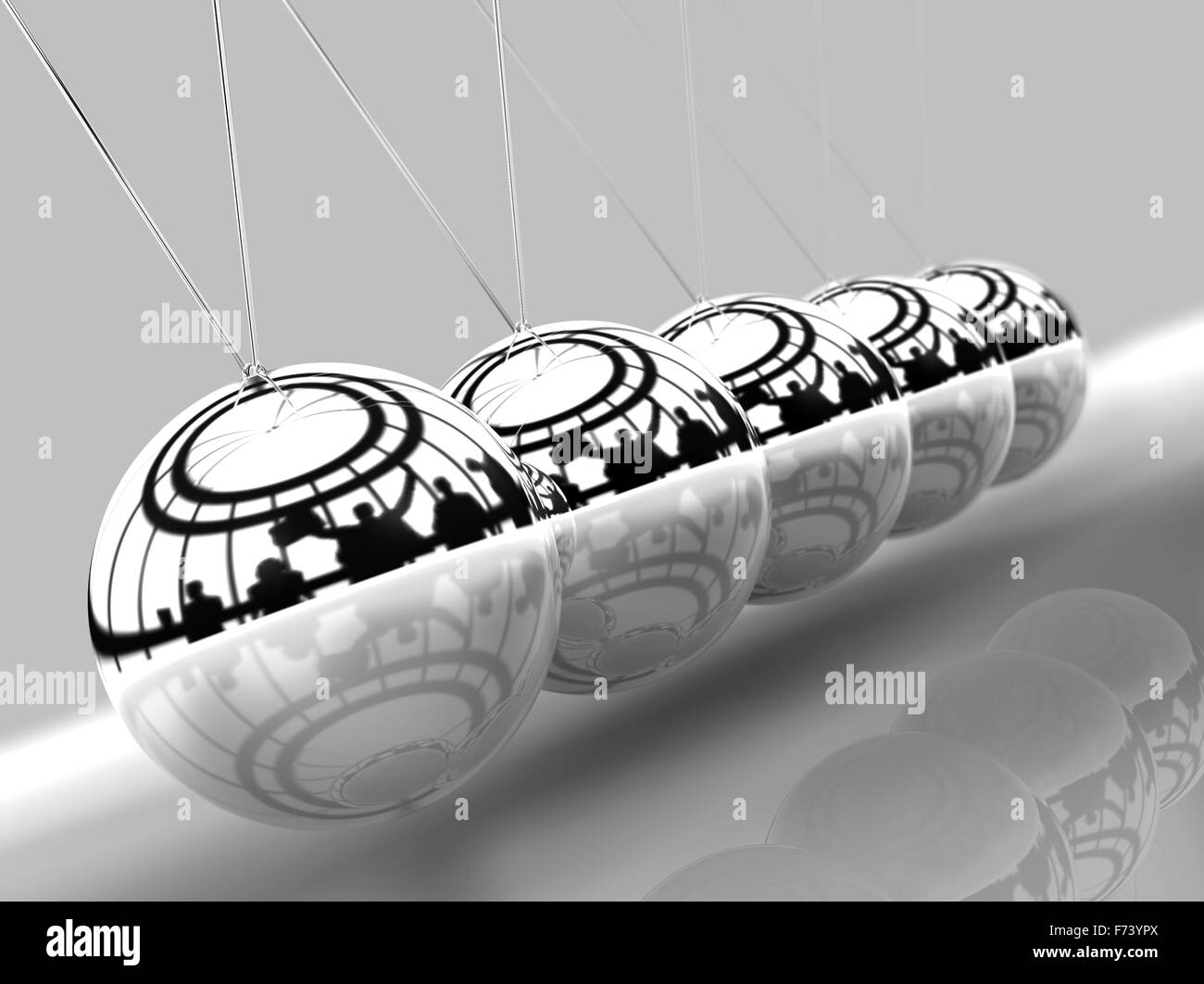 Le sfere di bilanciamento di Newton culla su sfondo grigio e sagome di uomini e donne nel mondo degli affari.La concezione di business Foto Stock