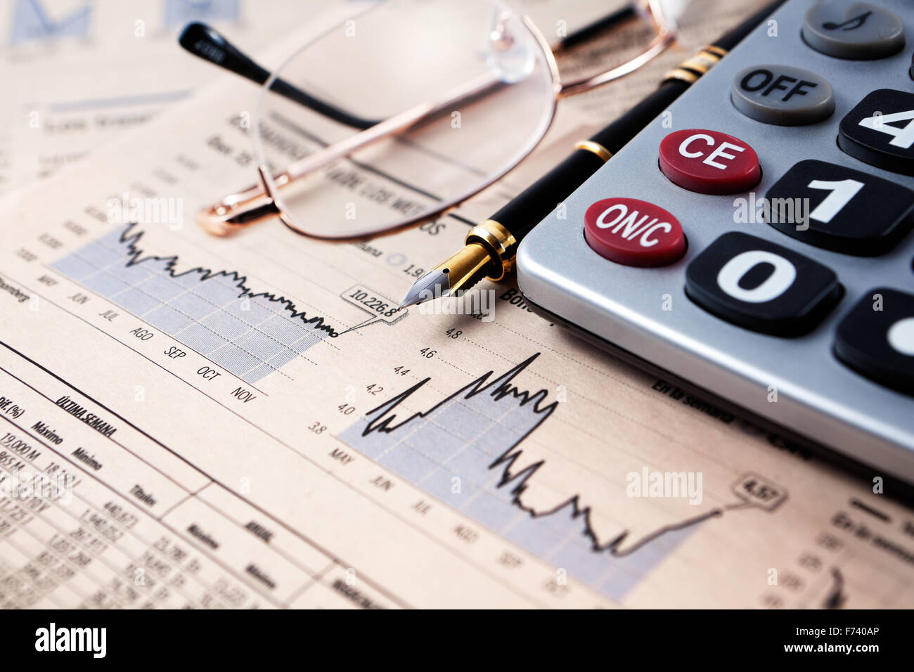 Background aziendale con grafica,bicchieri e penna Foto Stock