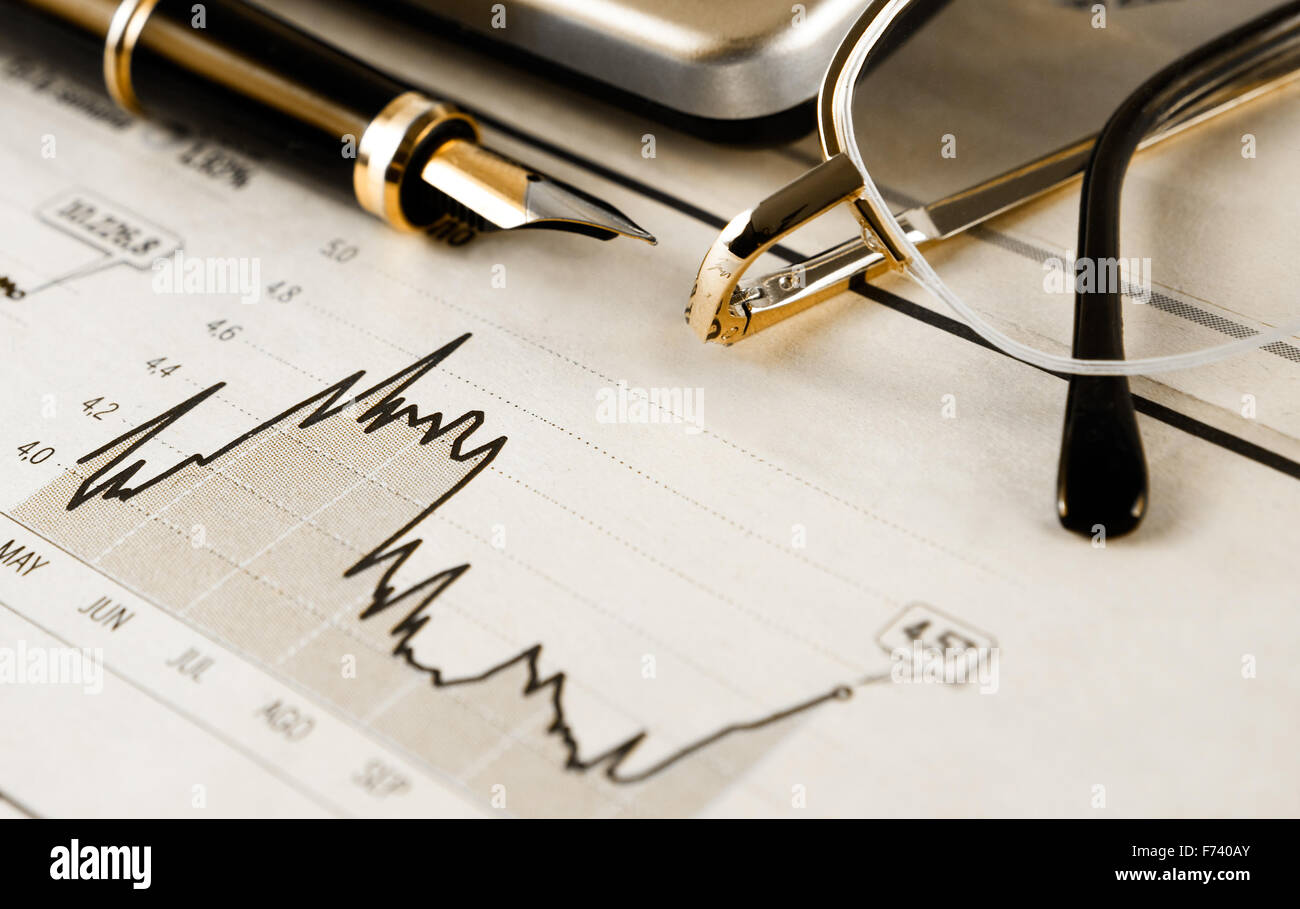 Background aziendale con grafica,bicchieri e penna Foto Stock