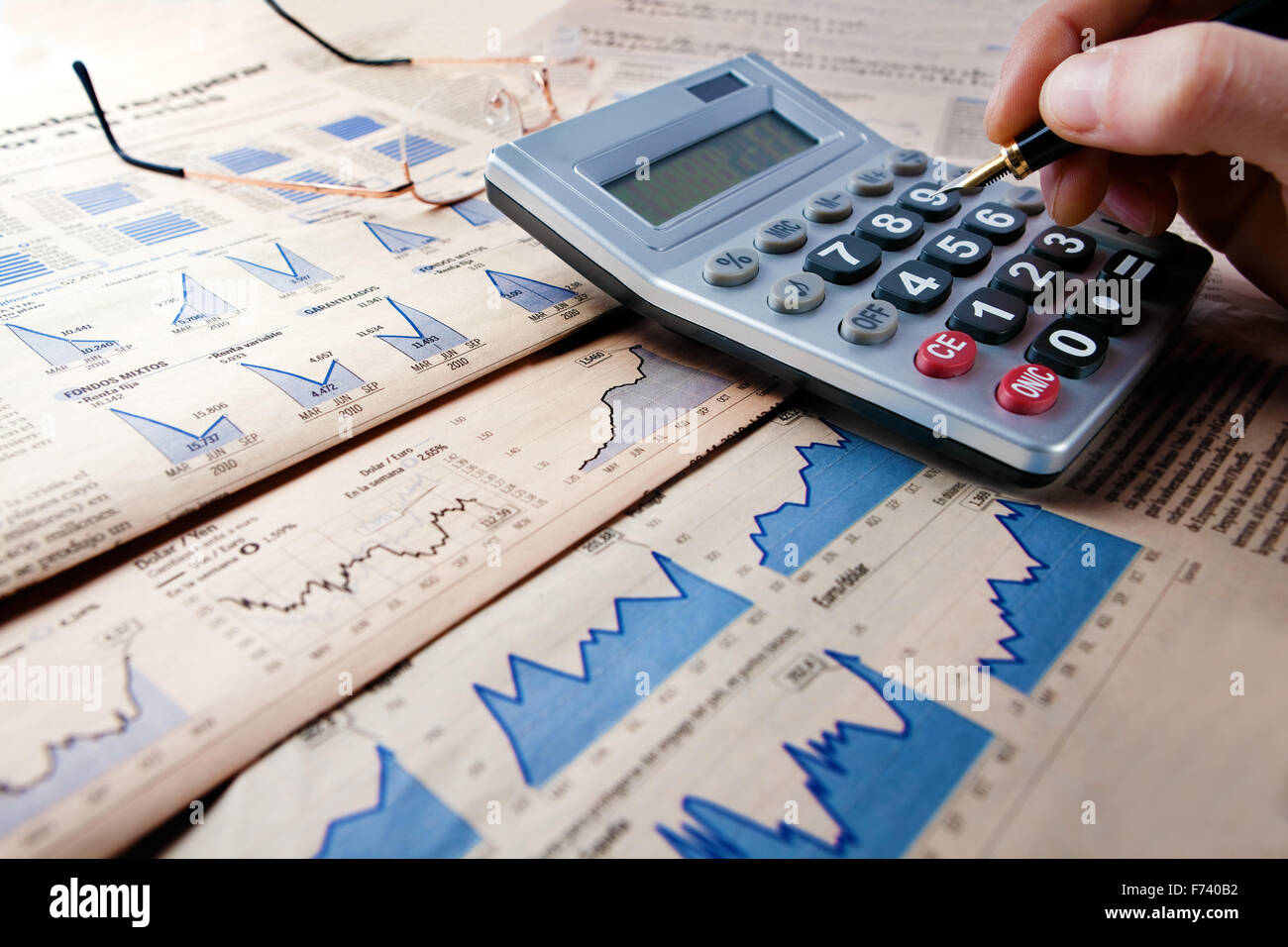 Background aziendale con grafica,bicchieri e penna Foto Stock