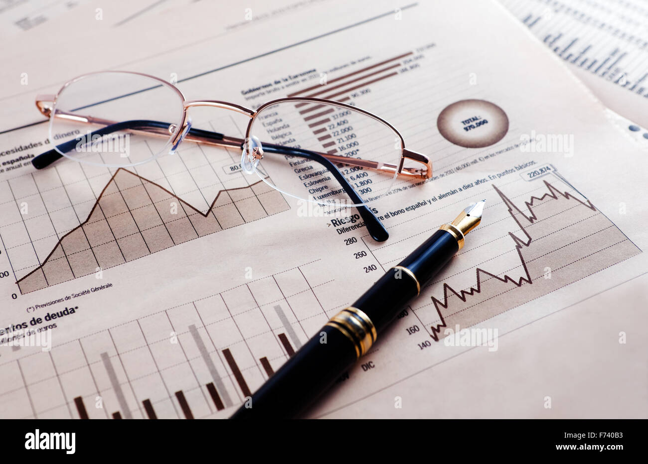 Background aziendale con grafica,bicchieri e penna Foto Stock