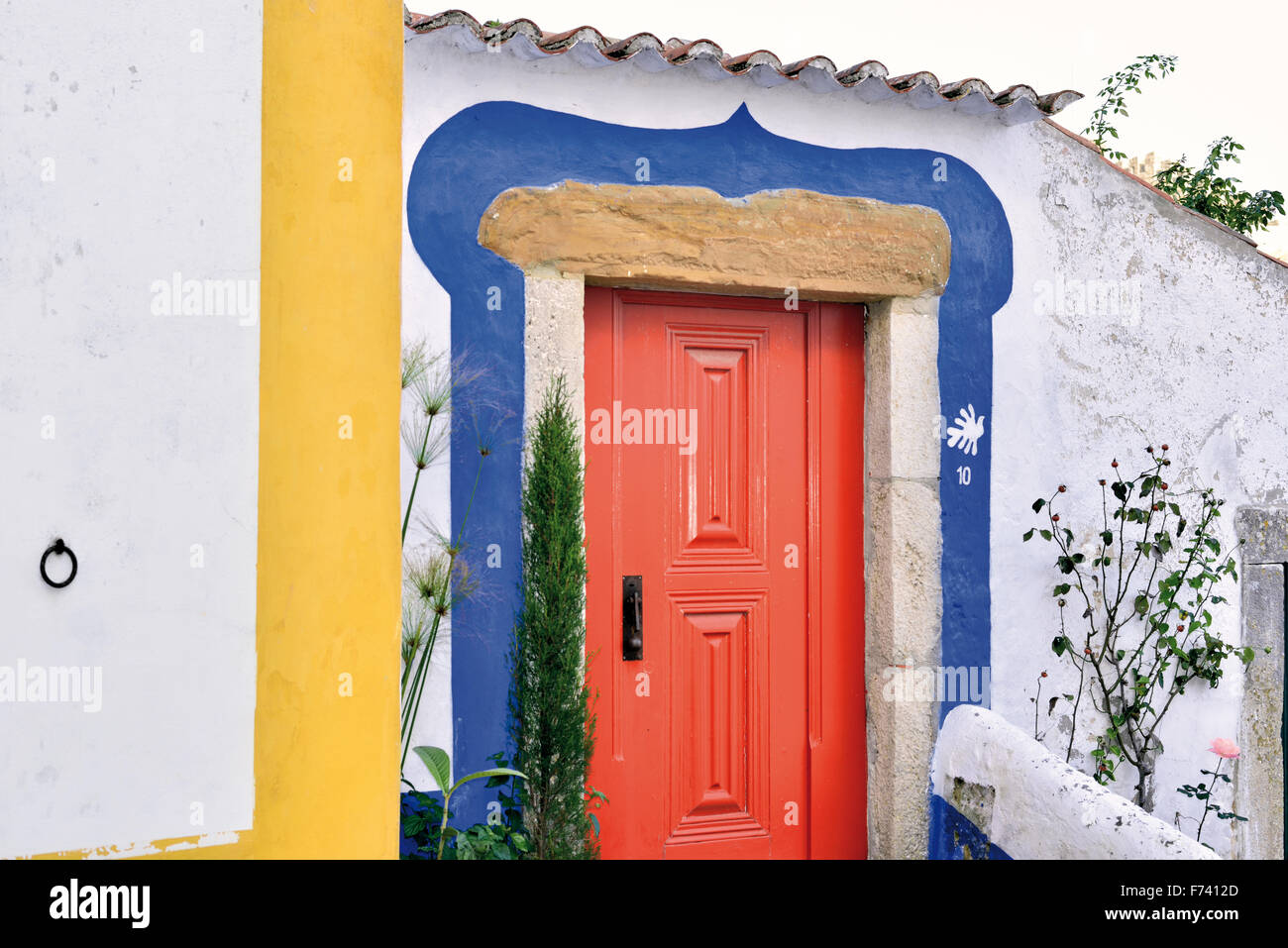 Portogallo: tradizionale porta nel borgo medievale di Óbidos Foto Stock
