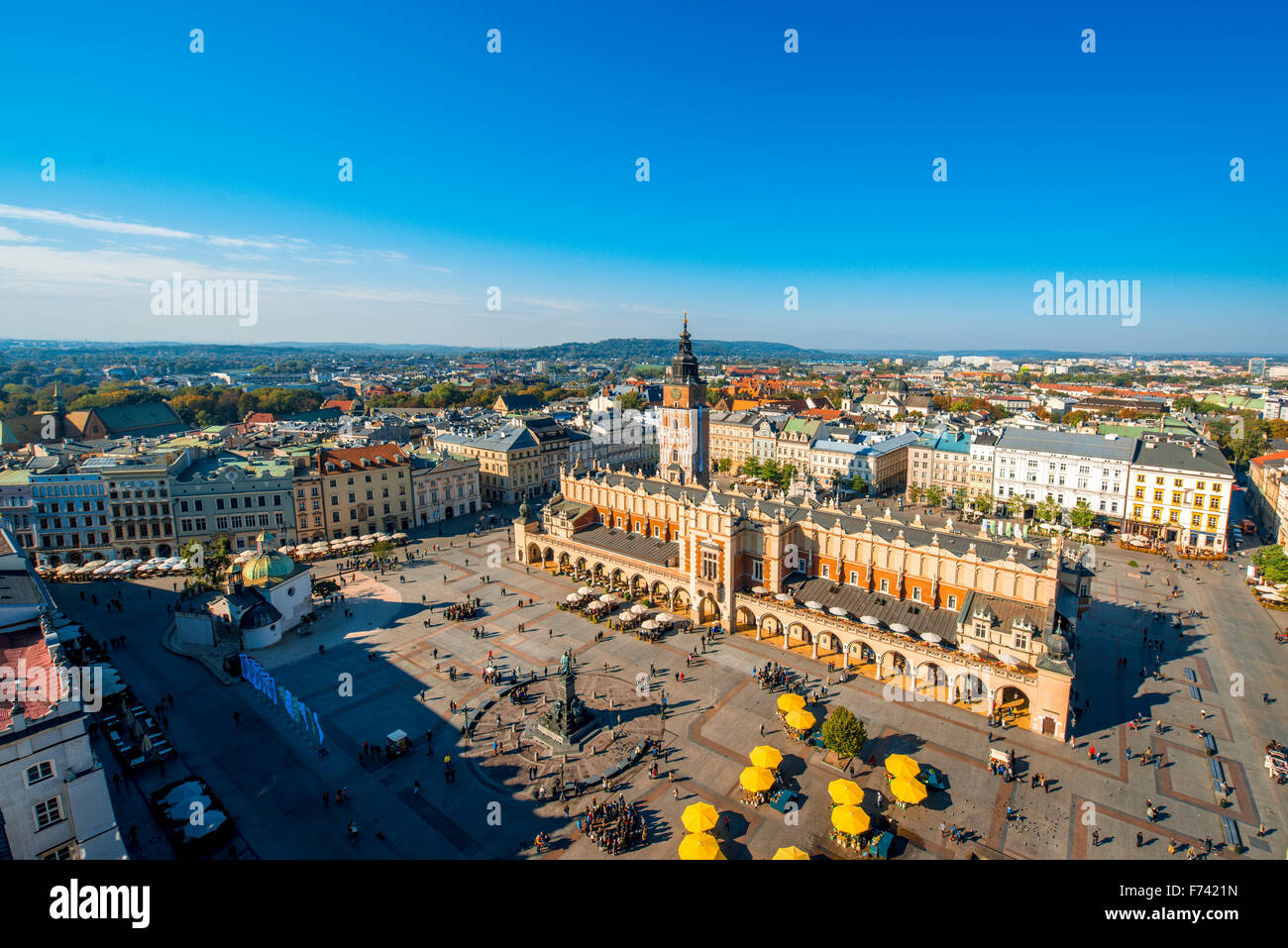 Vista aerea sulla piazza principale del mercato di Santa Maria la basilica di torre in Cracovia Foto Stock