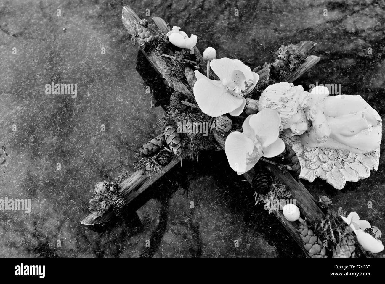 Ombre, fiori e croce. Foto Stock