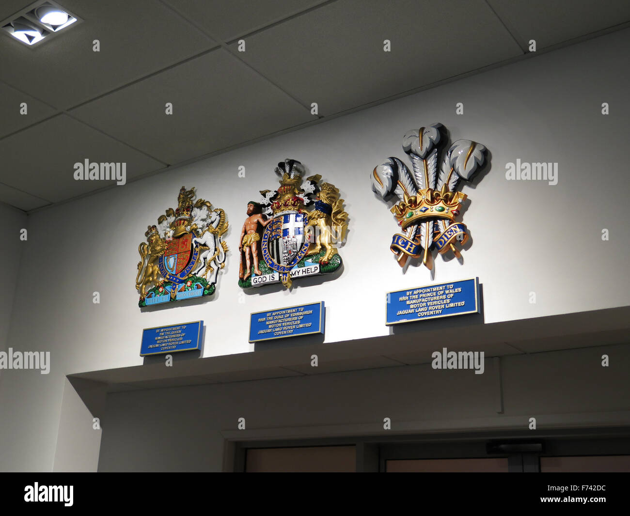 Royal Warrant posseduti da Jaguar Land Rover, fotografati a lode della sede centrale di corsia, Solihull Foto Stock
