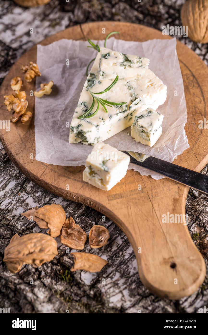 Formaggio Gorgonzola con rosmarino e noci Foto Stock