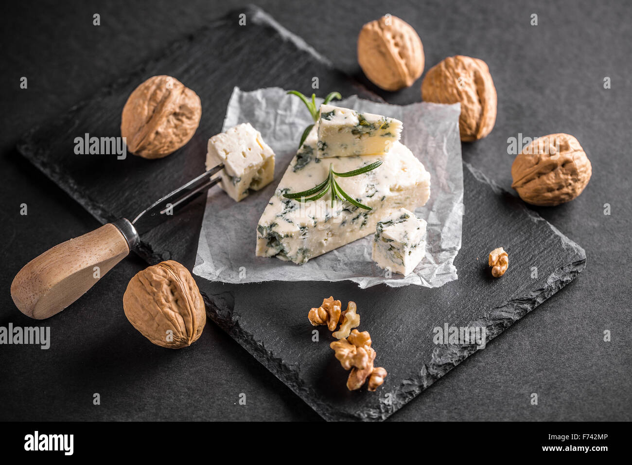 Il Gorgonzola o formaggio bleu con dado Foto Stock