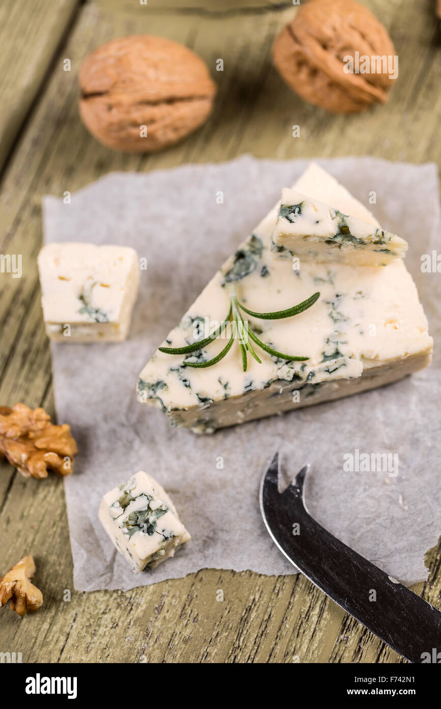 Formaggio blu con il dado sul tavolo di legno Foto Stock